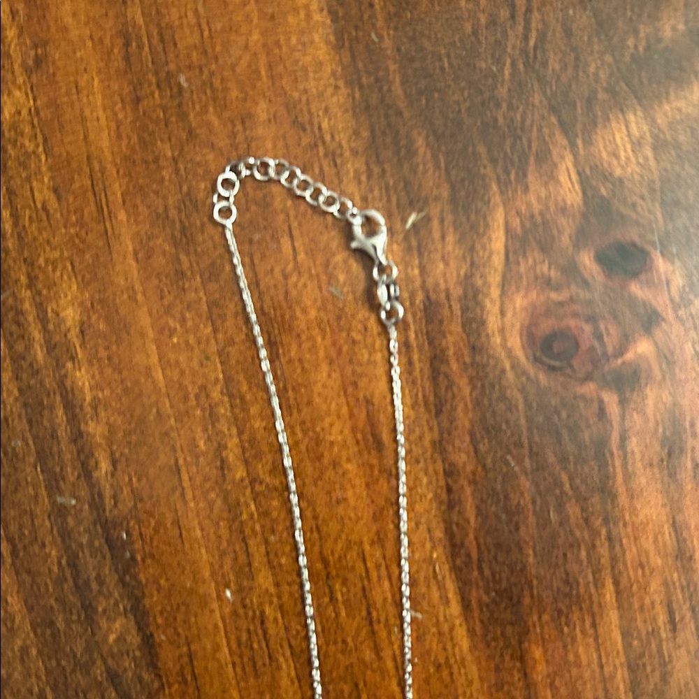 Elegant Silver Clover Necklace - Picture 4 of 6